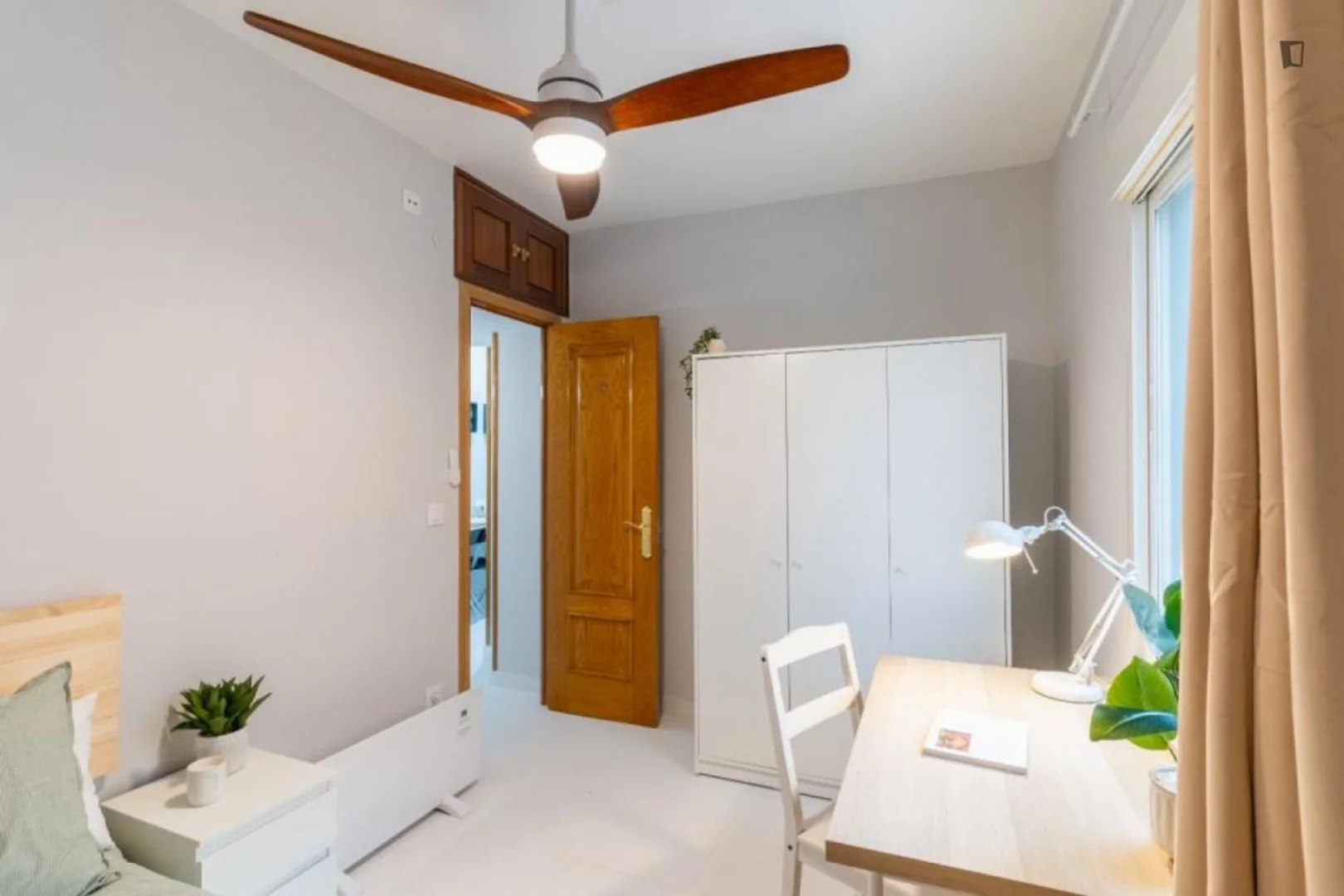 Functional student room perfect for studying in 