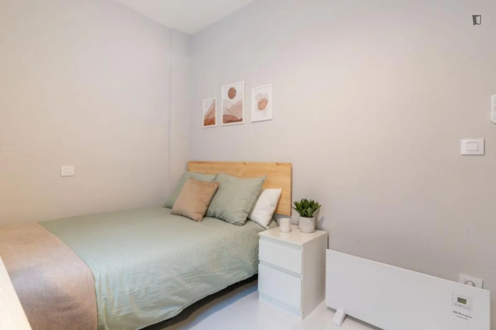 Bright and airy student room with easy university access in 