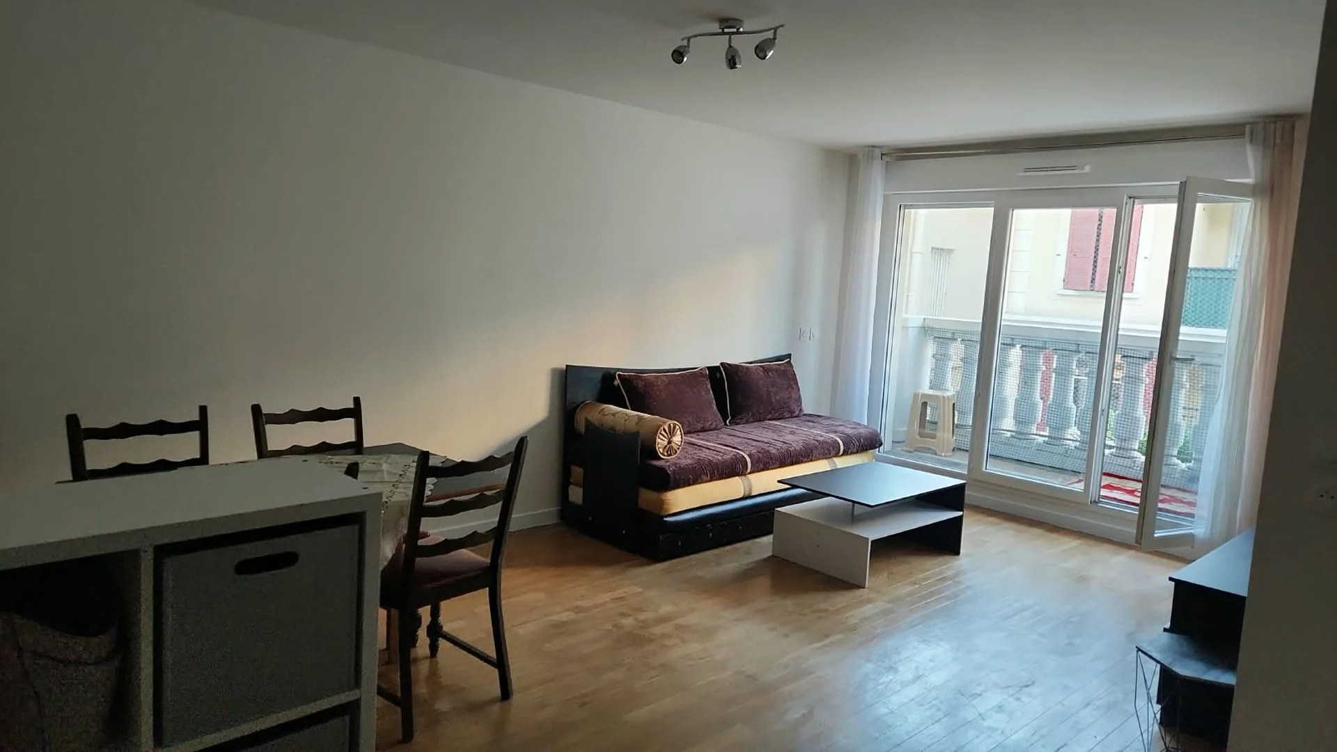 Öğrenciler için rahat oda  bölgesinde mevcut