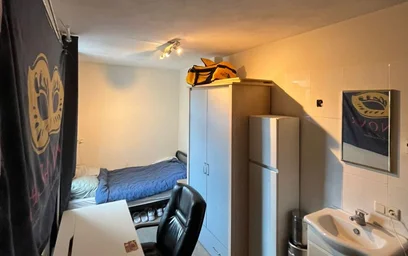 Habitación en alquiler con cama doble {area}