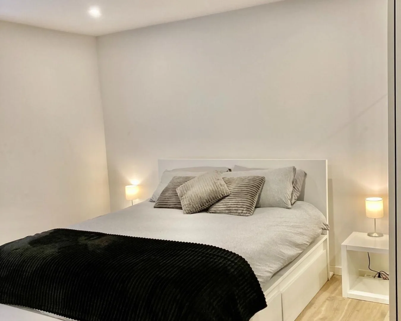 Habitación estudiantil luminosa y aireada con fácil acceso a la universidad en 