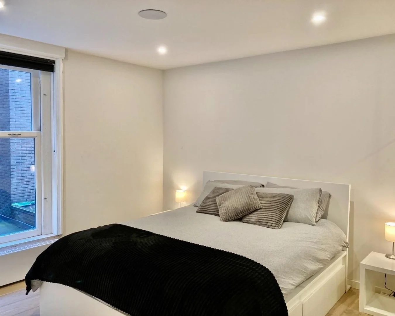 Habitación estudiantil funcional perfecta para estudiar en 