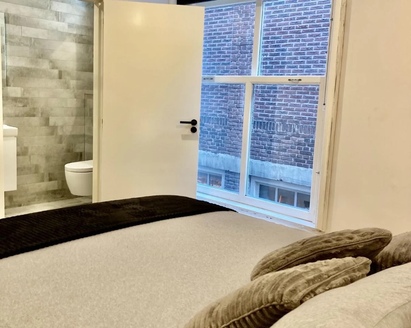 Habitación estudiantil funcional perfecta para estudiar en 