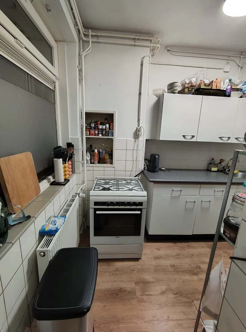 Habitación estudiantil luminosa y aireada con fácil acceso a la universidad en 