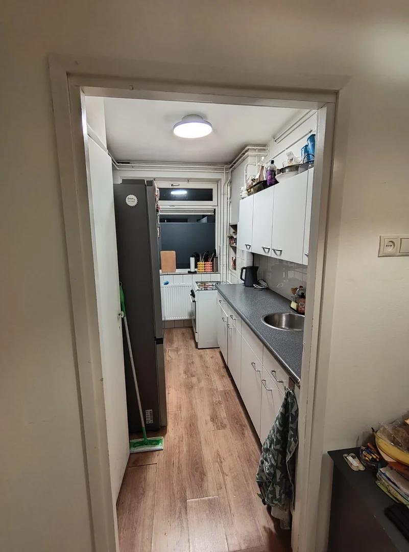 Habitación estudiantil luminosa y aireada con fácil acceso a la universidad en 