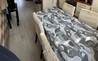 Quarto iluminado em {area}