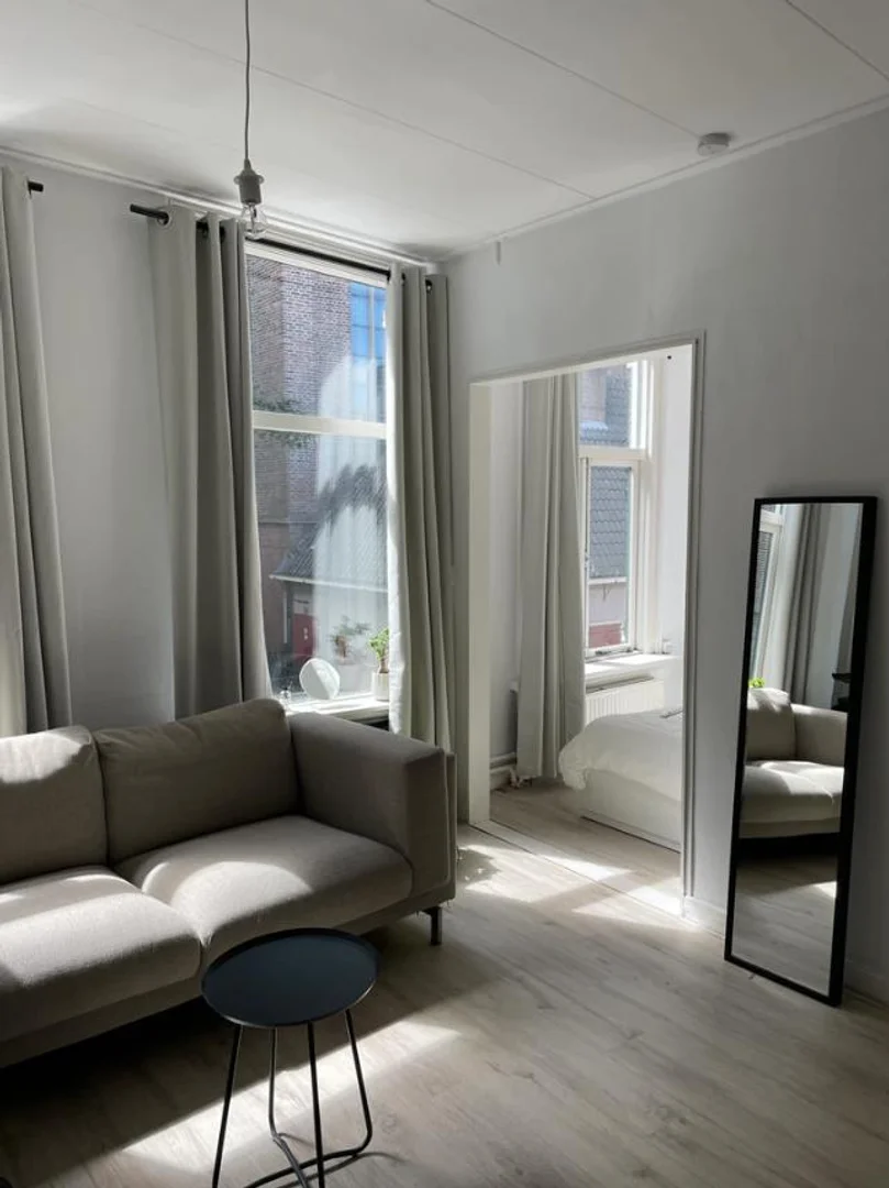  bölgesindeki öğrenciler için ideal kompakt stüdyo daire