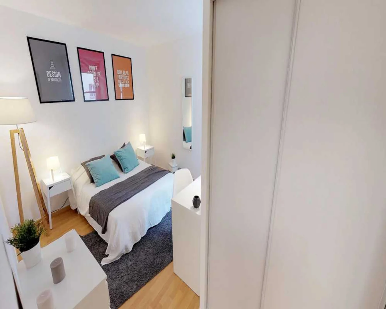 Quarto acessível para estudantes com iluminação ampla em 