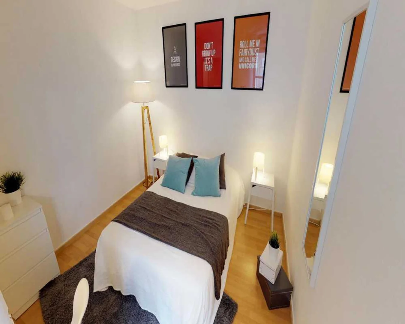 Quarto acessível para estudantes com iluminação ampla em 