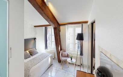 Bright private room in {area}