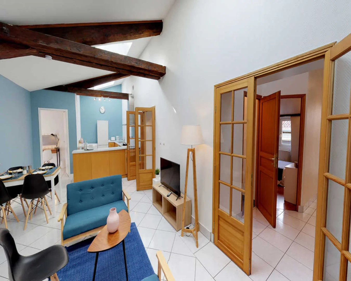 Bright and airy student room with easy university access in 