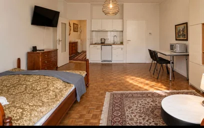 Entire apartment at Roscherstraße, image 8 of 13