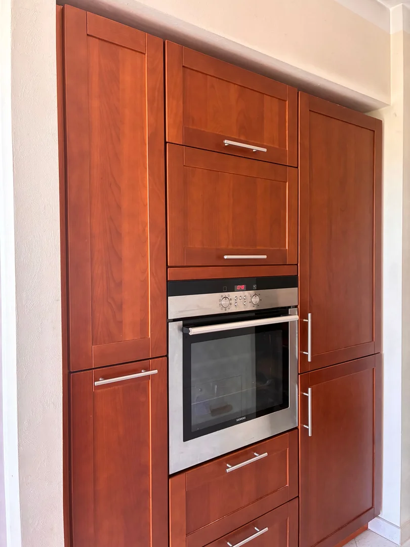 Habitación estudiantil luminosa y aireada con fácil acceso a la universidad en