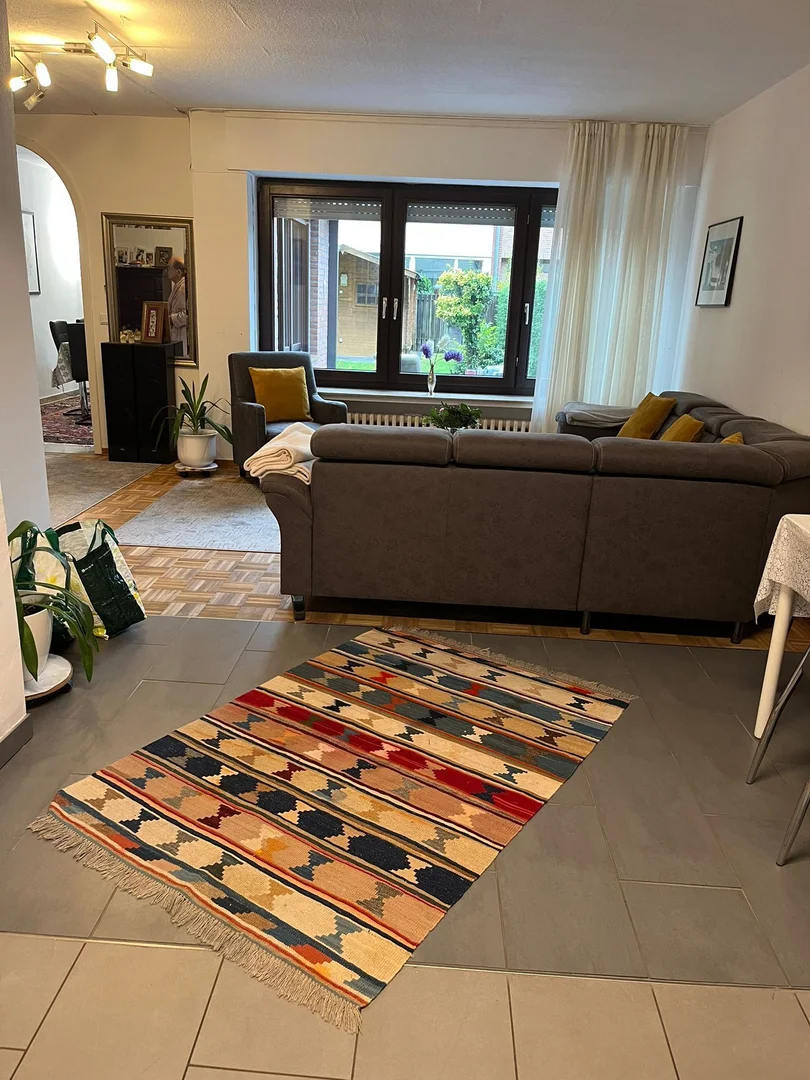Zimmer in Studentenwohnung in  zu vermieten, voll möbliert