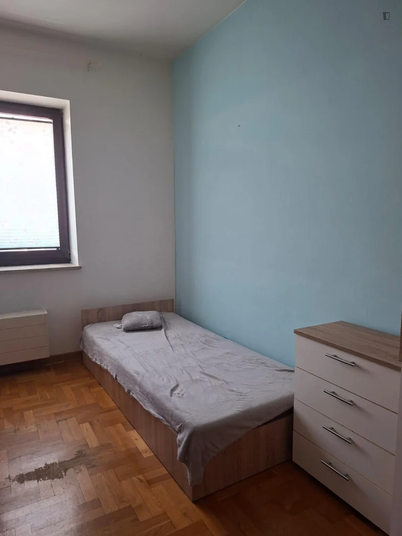 Habitación estudiantil funcional perfecta para estudiar en
