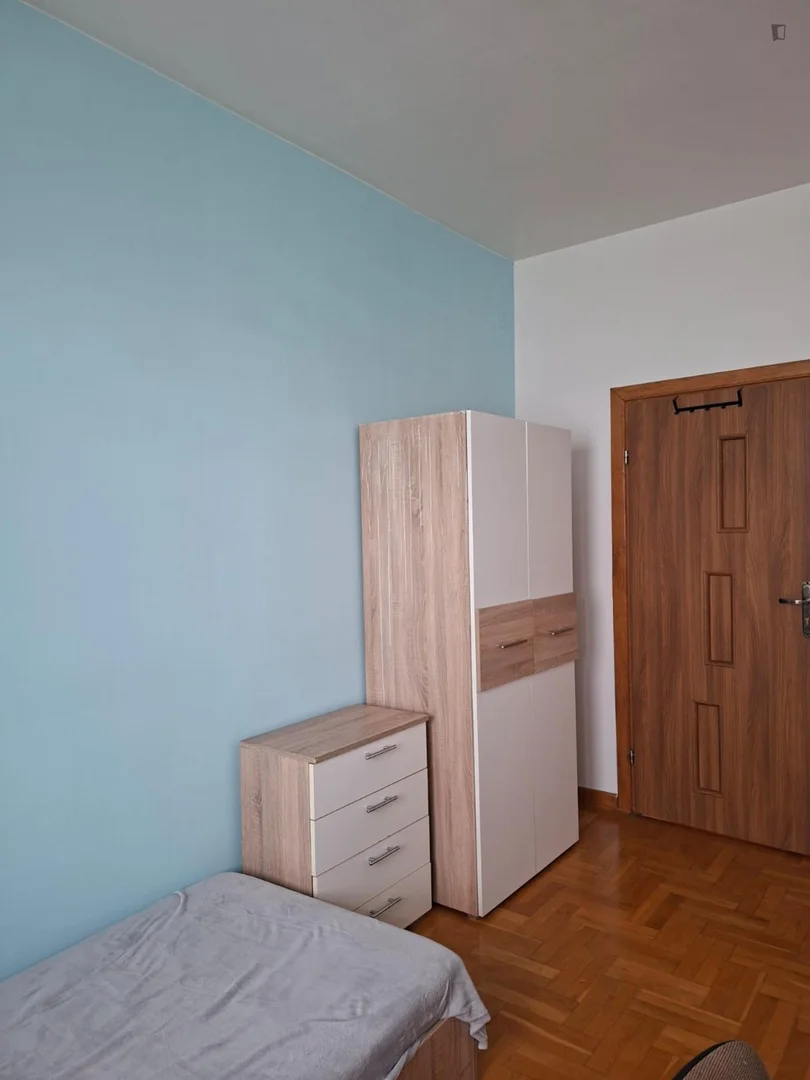 Habitación estudiantil funcional perfecta para estudiar en