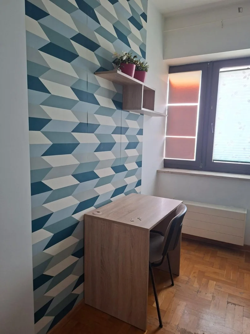 Habitación estudiantil luminosa y aireada con fácil acceso a la universidad en