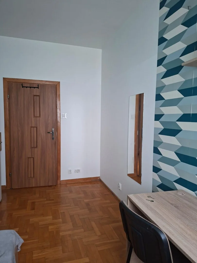 Habitación para estudiantes en con área de estudio y facilidades compartidas