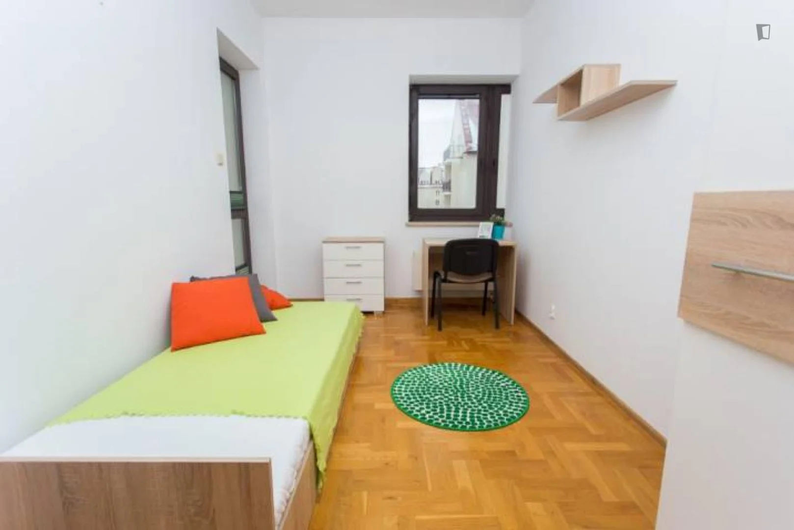 Habitación para estudiantes en con área de estudio y facilidades compartidas