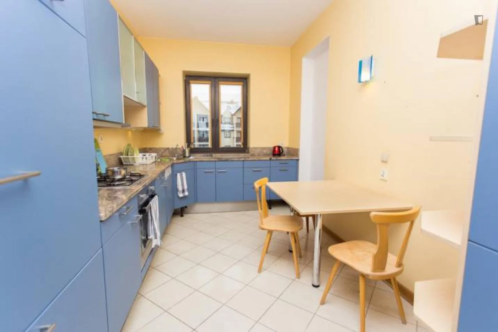 Habitación estudiantil económica cerca del campus en