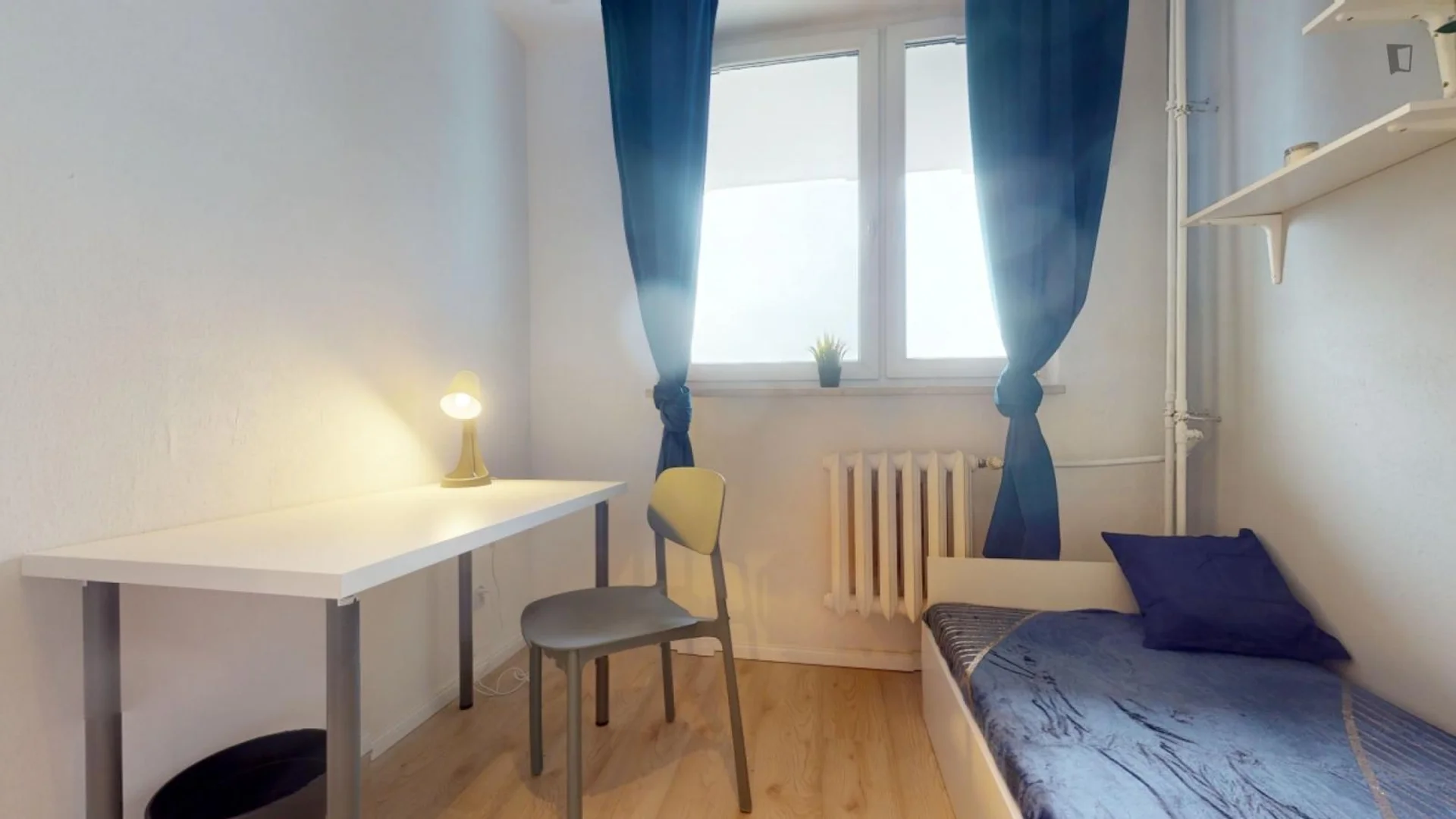 Habitación estudiantil luminosa y aireada con fácil acceso a la universidad en 