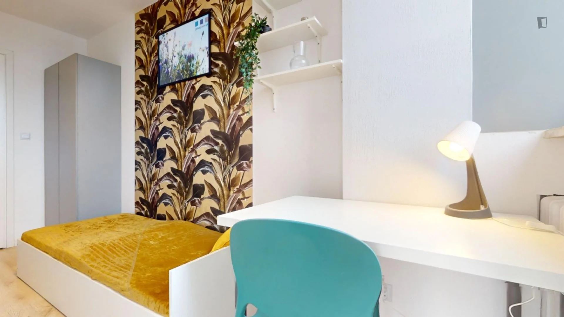 Habitación estudiantil luminosa y aireada con fácil acceso a la universidad en 