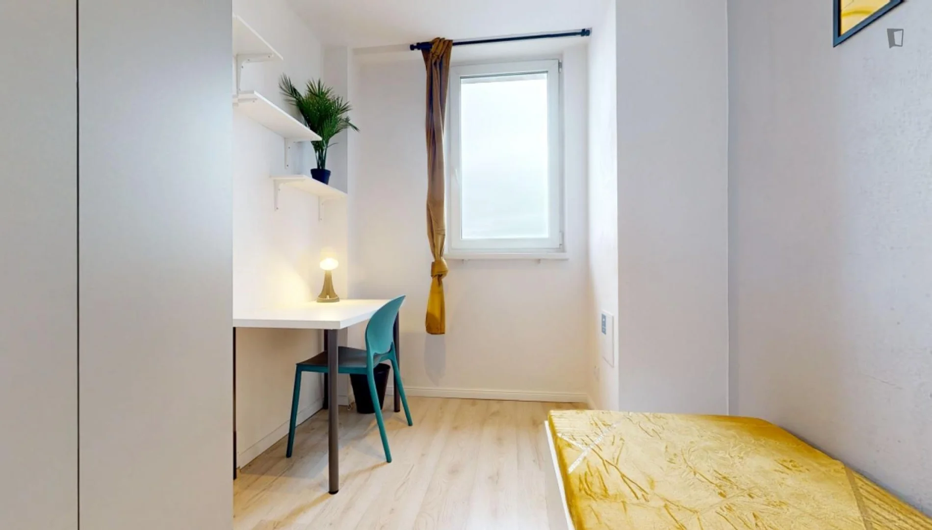 Habitación estudiantil luminosa y aireada con fácil acceso a la universidad en