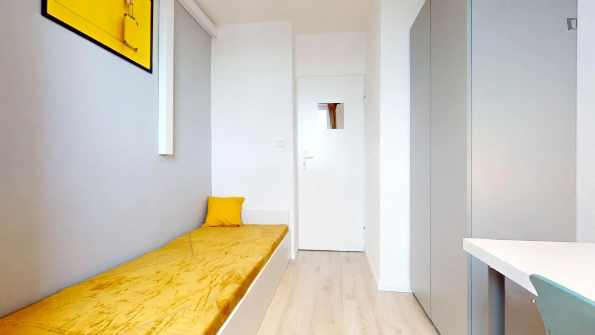 Habitación estudiantil económica con ubicación conveniente en