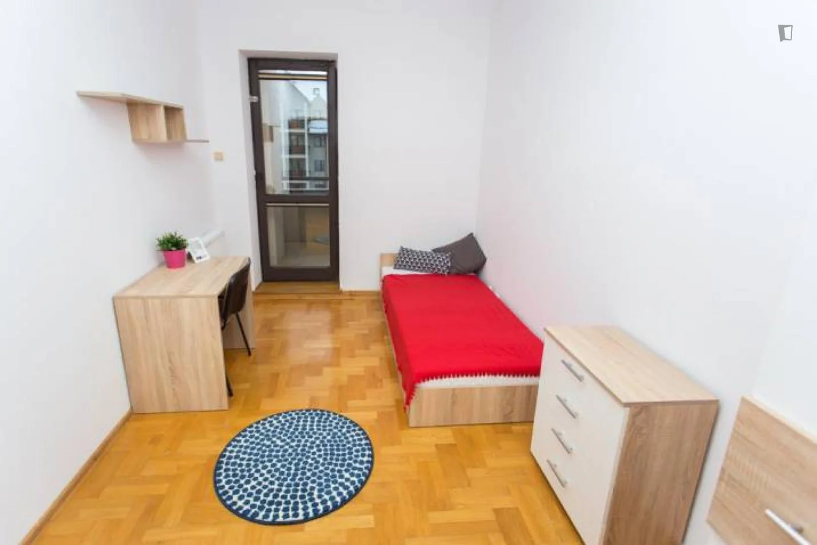 Habitación estudiantil luminosa y aireada con fácil acceso a la universidad en