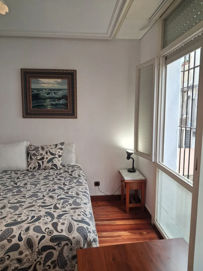 Chambre d'étudiant à  avec espace d'étude et installations communes