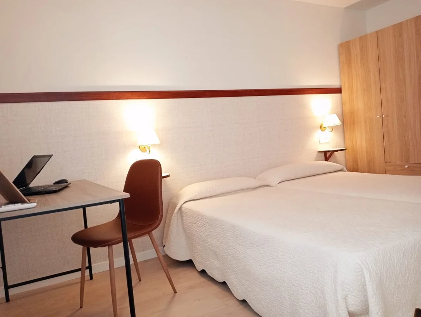 Bright and airy student room with easy university access in 
