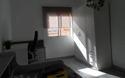 Private room at Calle del Azor, Pajaritos, image 4 of 10