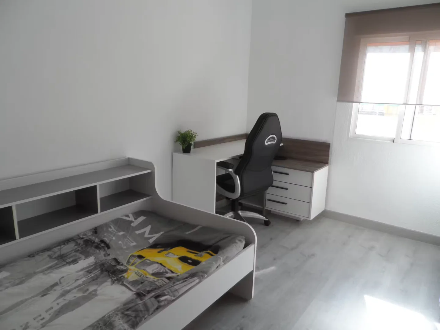 Zimmer in Studentenwohnung in  zu vermieten, voll möbliert