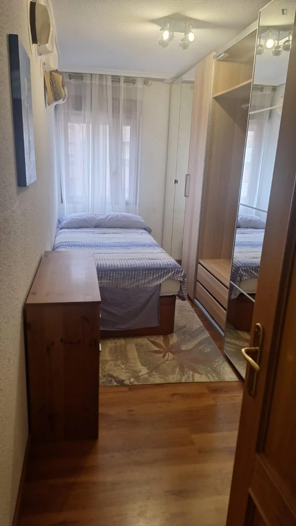 Helles und luftiges Studentenzimmer mit einfachem Zugang zur Universität in