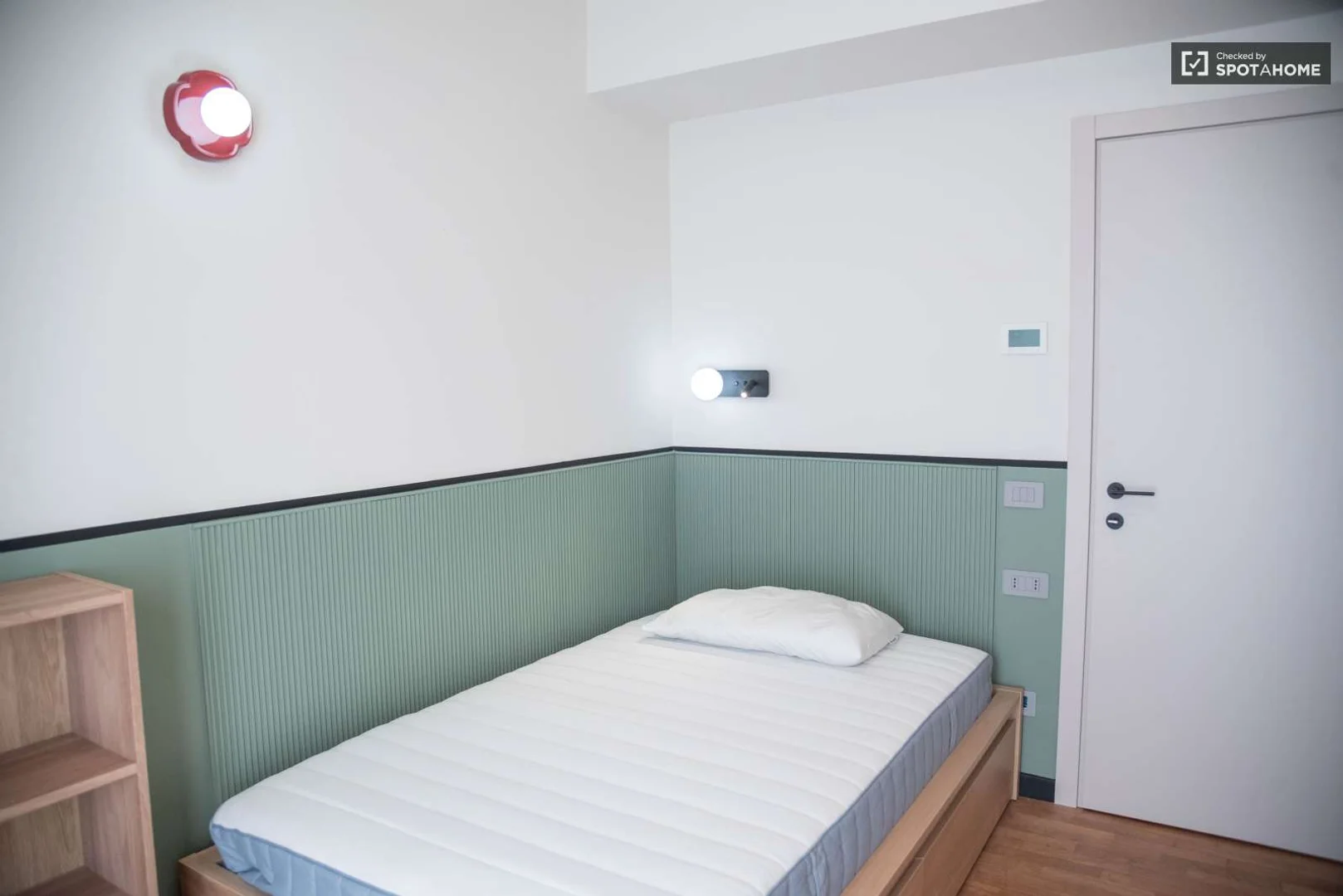 Quarto de estudante luminoso e arejado com acesso fácil à universidade em 