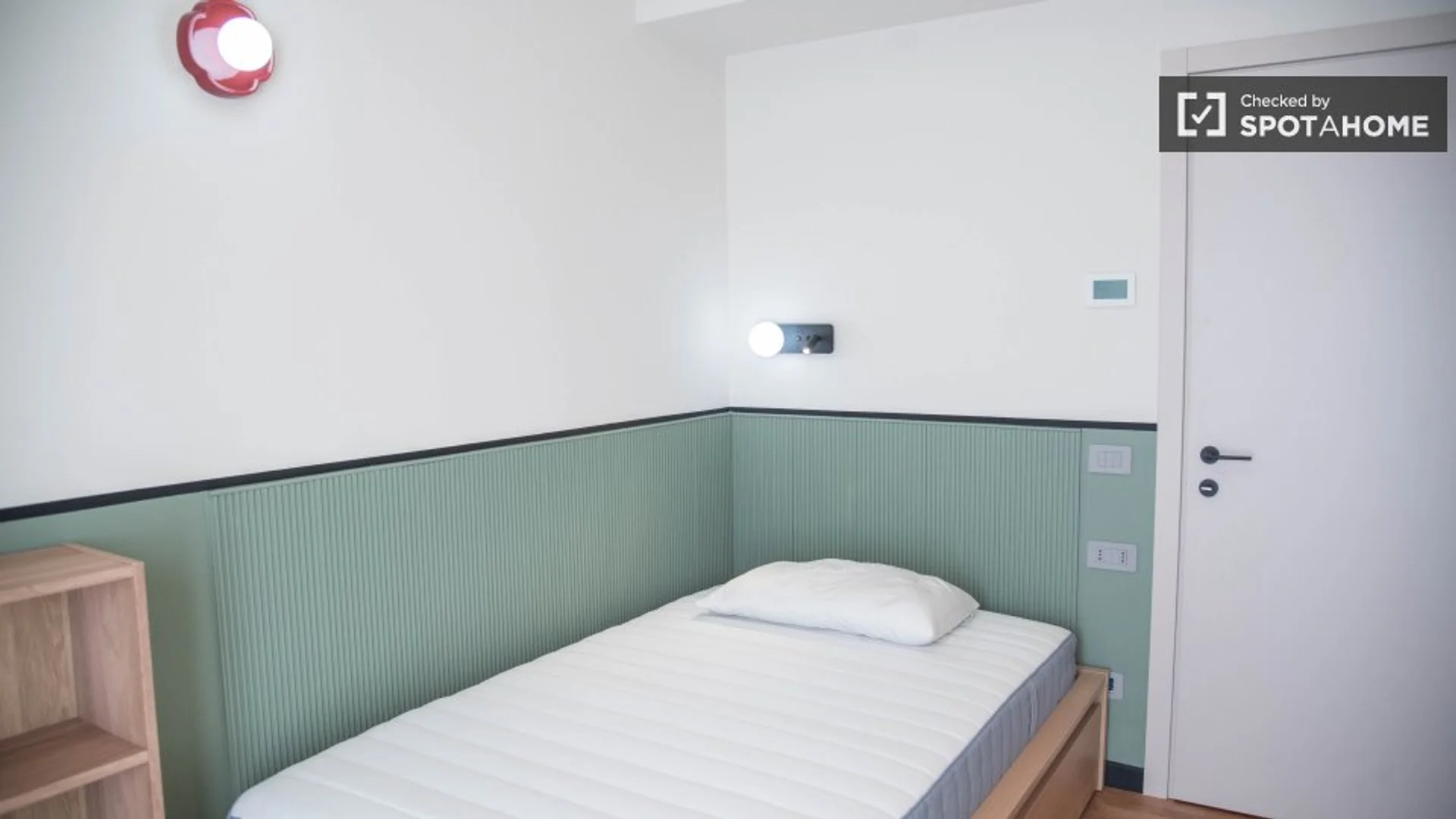Quarto de estudante luminoso e arejado com acesso fácil à universidade em 