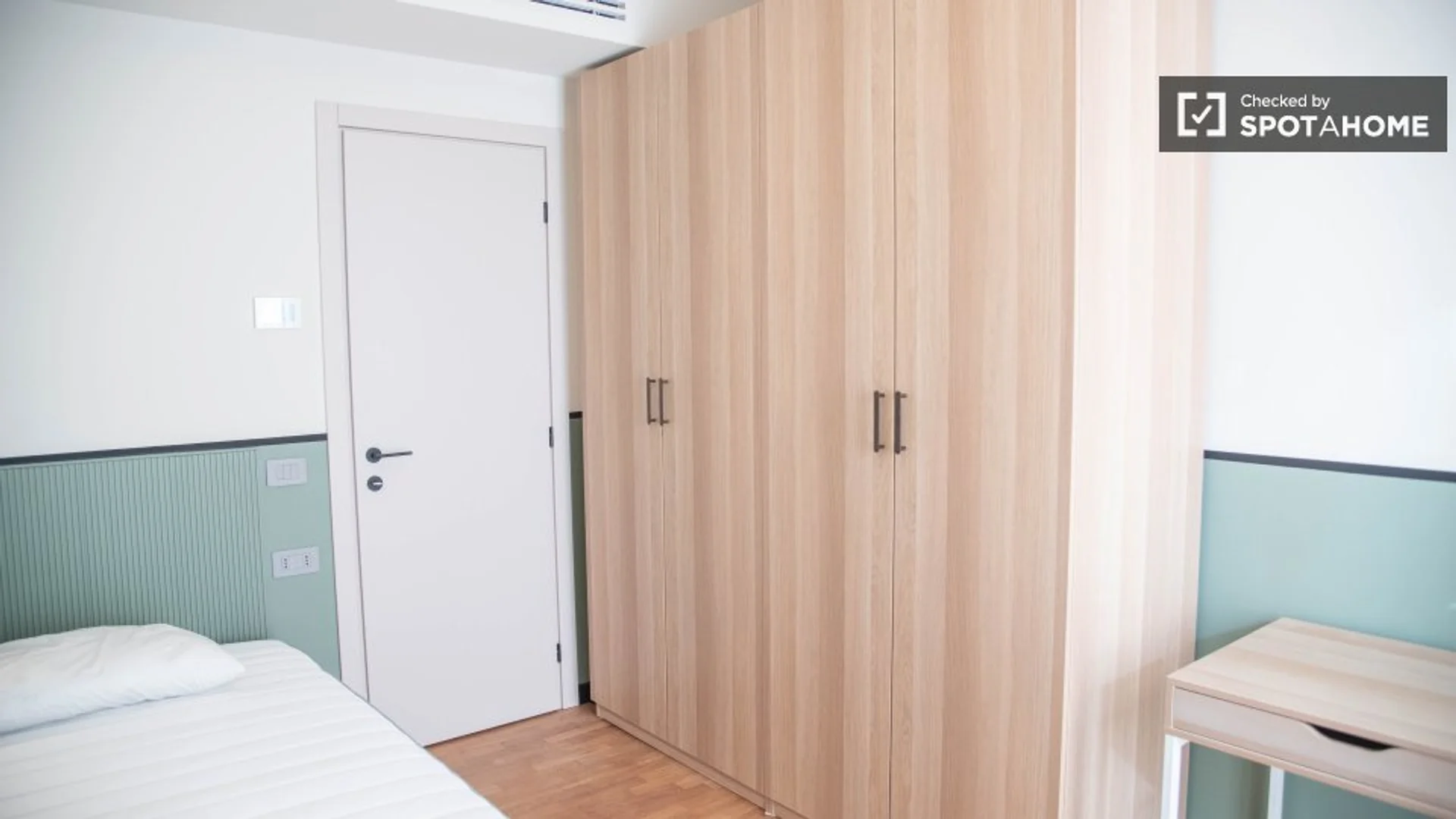 Quarto de estudante luminoso e arejado com acesso fácil à universidade em 