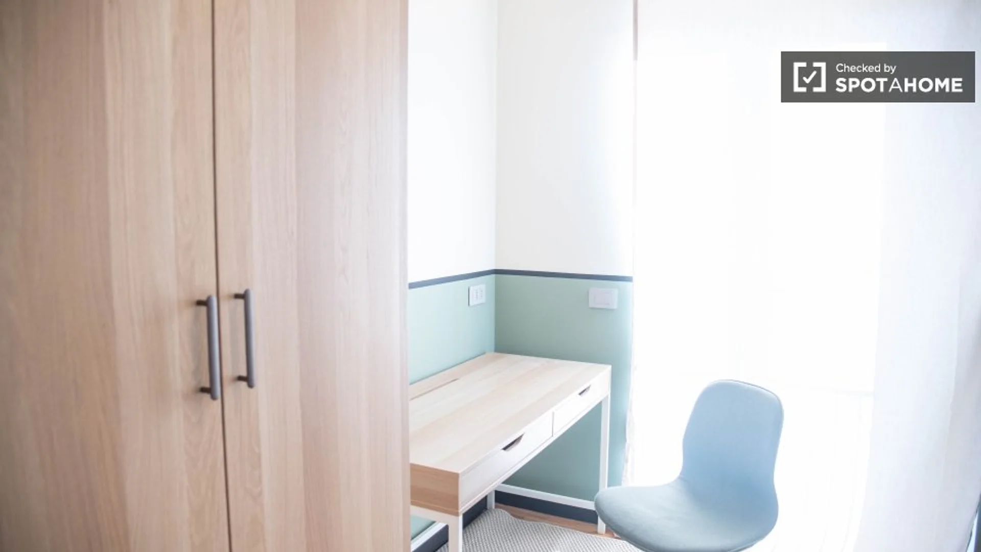 Quarto acessível para estudantes com iluminação ampla em 