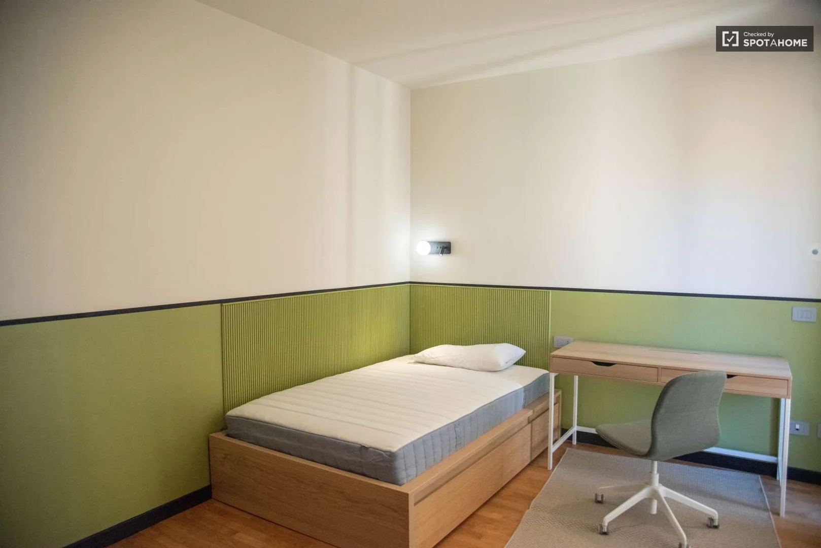 Habitación estudiantil funcional perfecta para estudiar en 