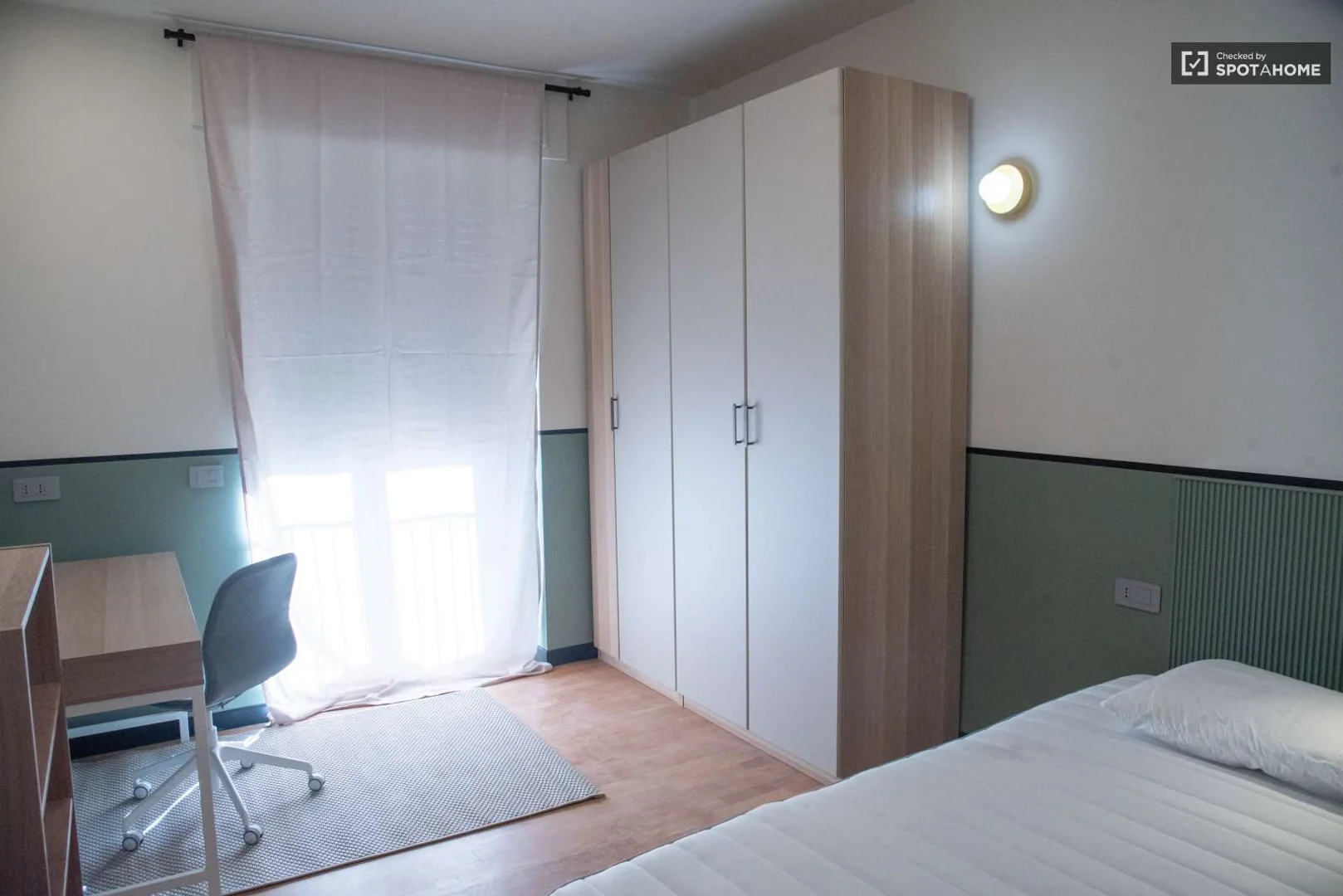 Quarto de estudante confortável e espaçoso em 