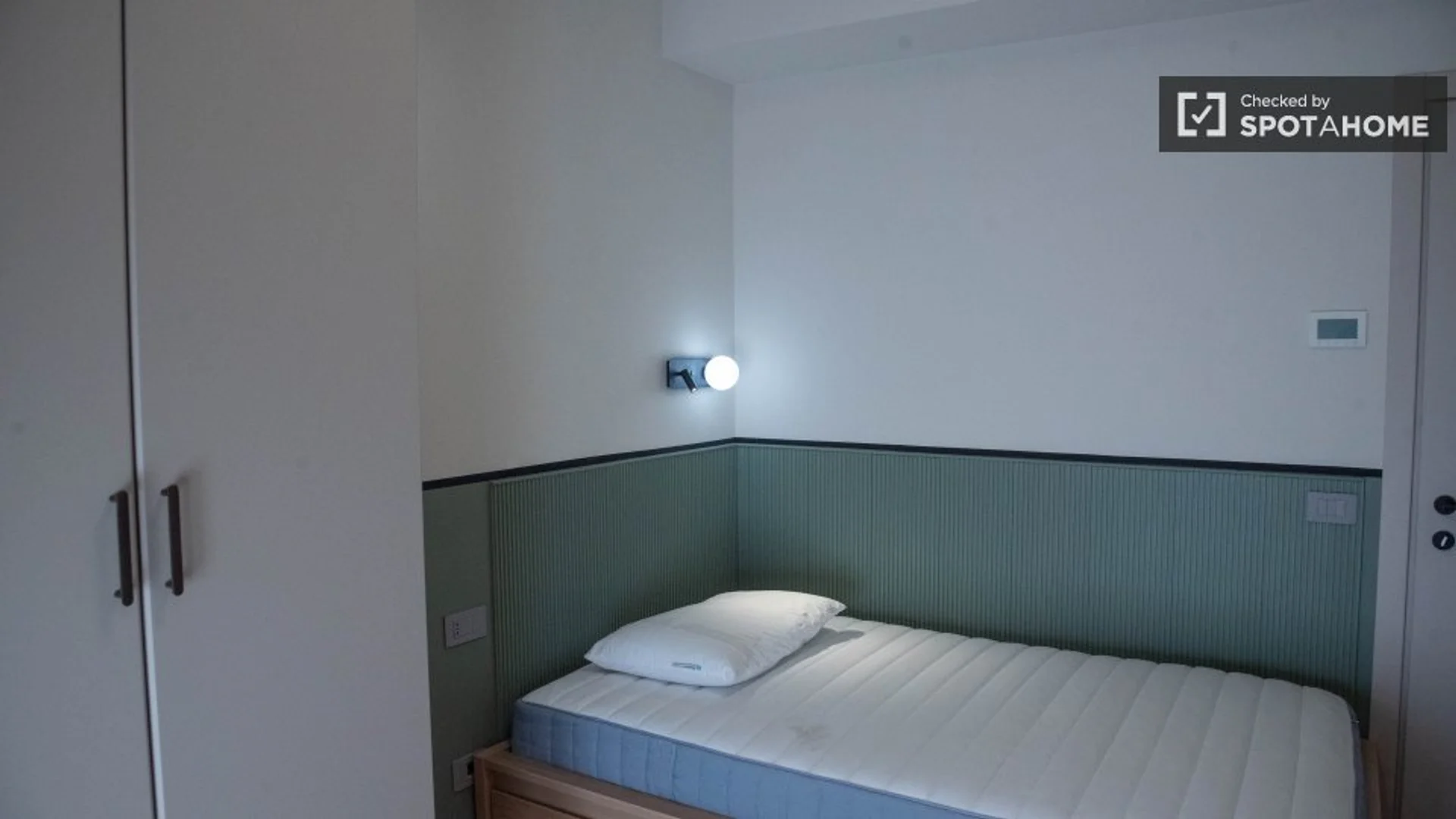 Quarto de estudante luminoso e arejado com acesso fácil à universidade em 