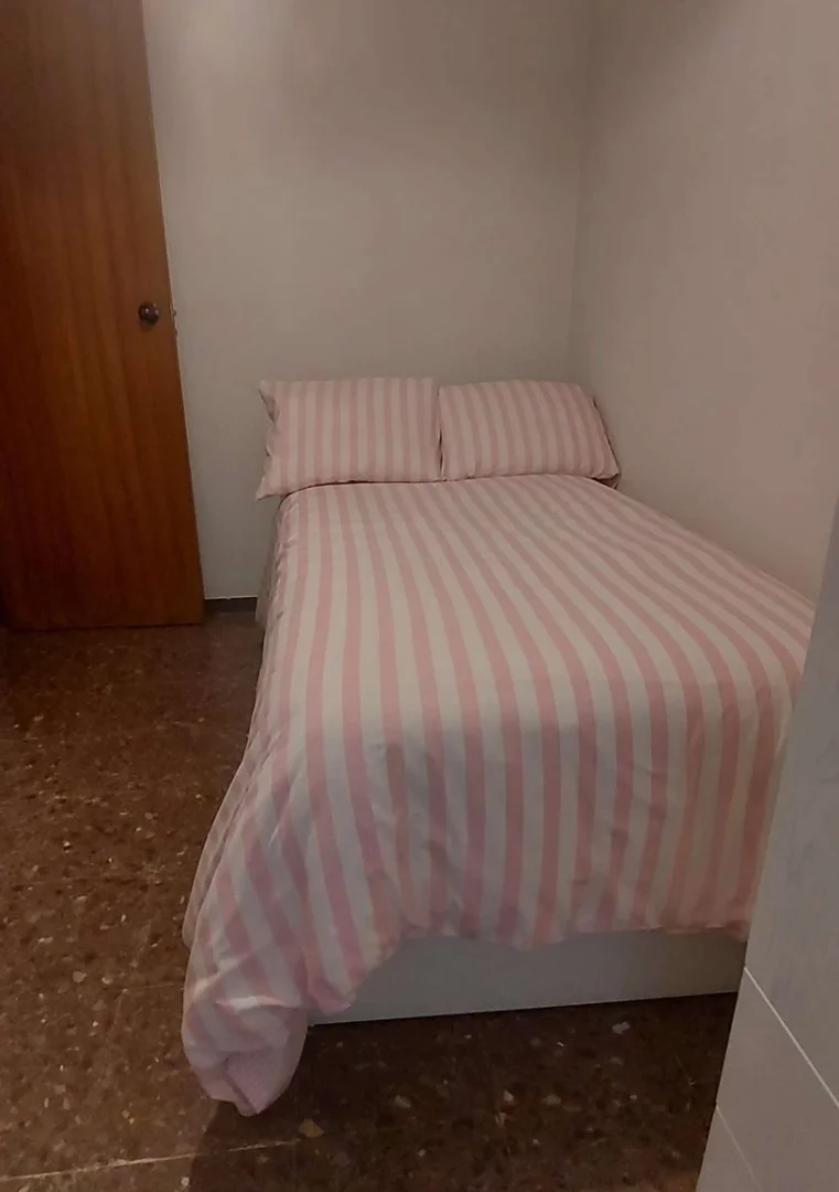 Comfortable and spacious student room in 