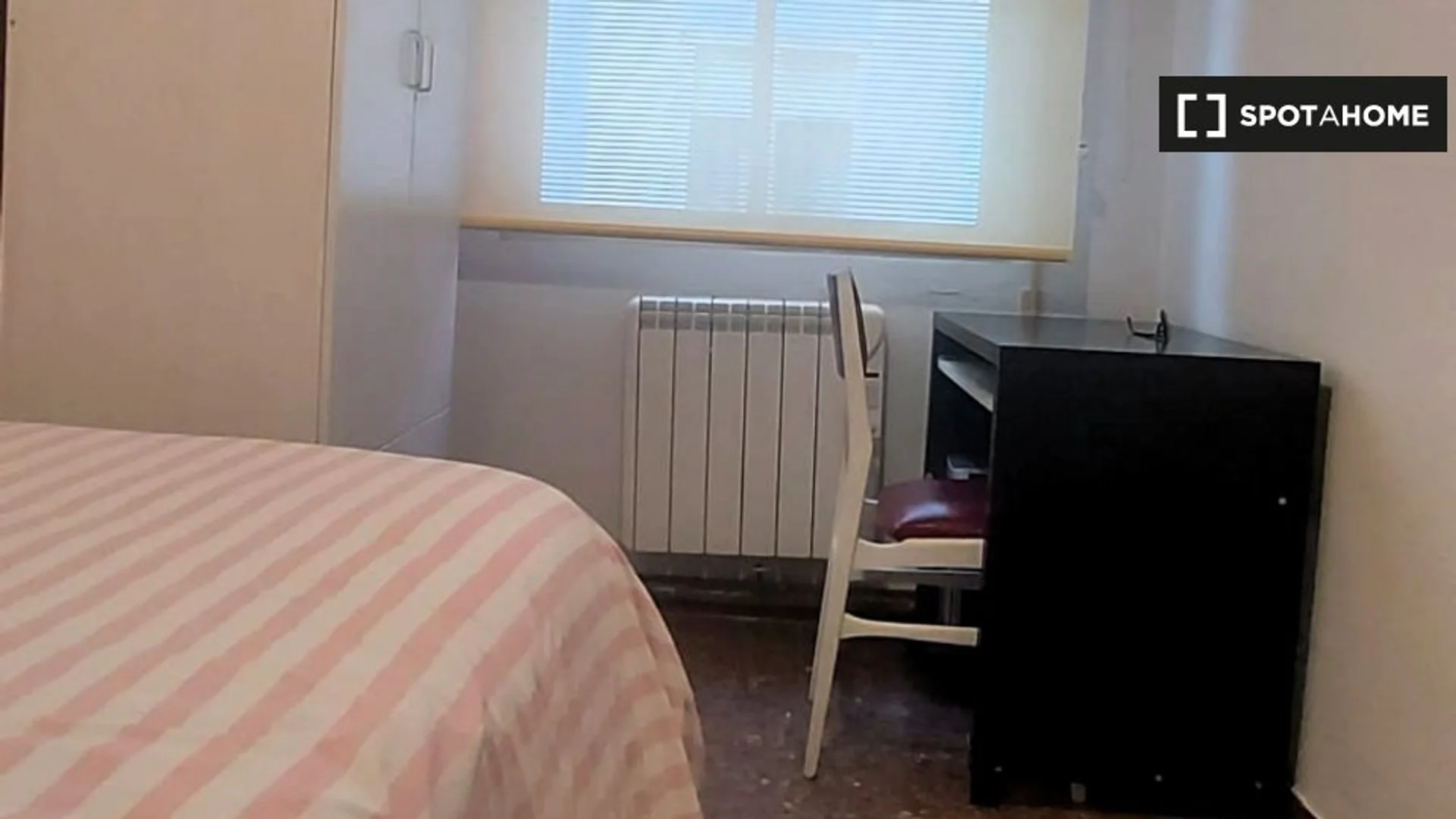 Functional student room perfect for studying in 