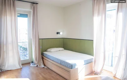 Quarto iluminado em {area}