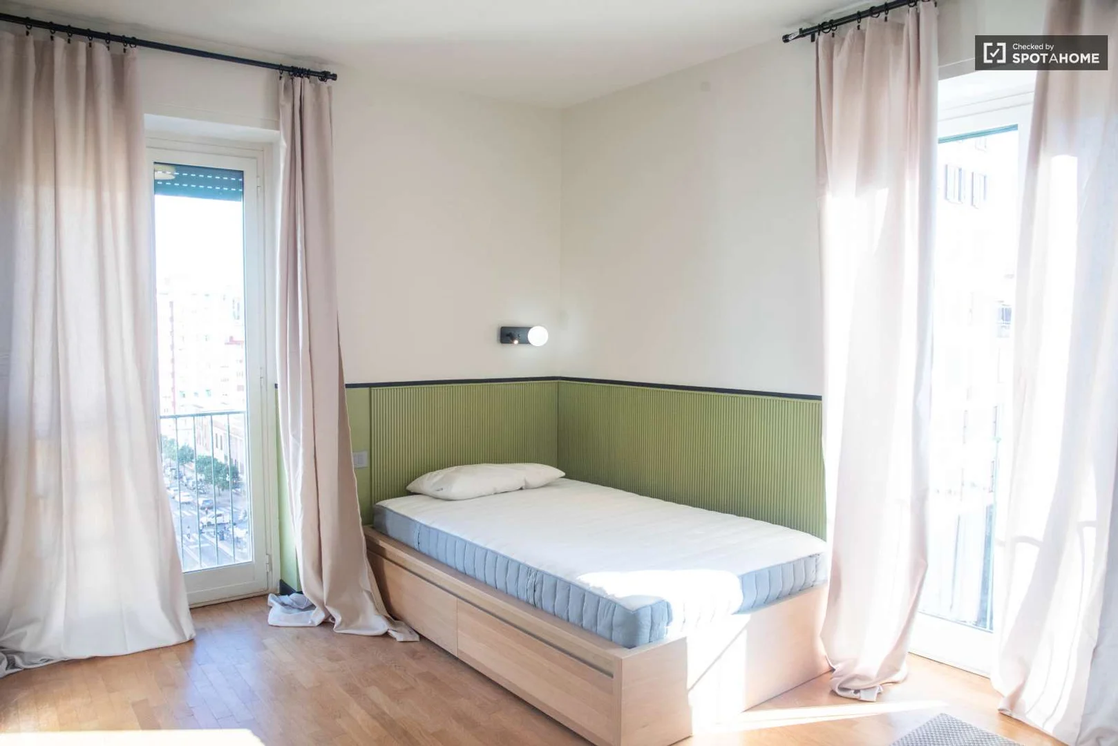 Quarto de estudante luminoso e arejado com acesso fácil à universidade em 