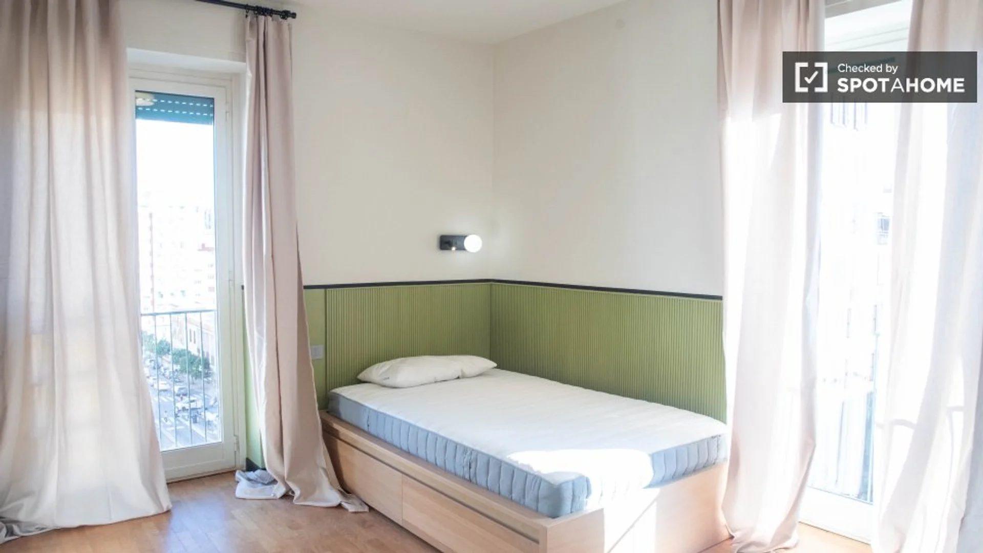 Quarto de estudante luminoso e arejado com acesso fácil à universidade em 