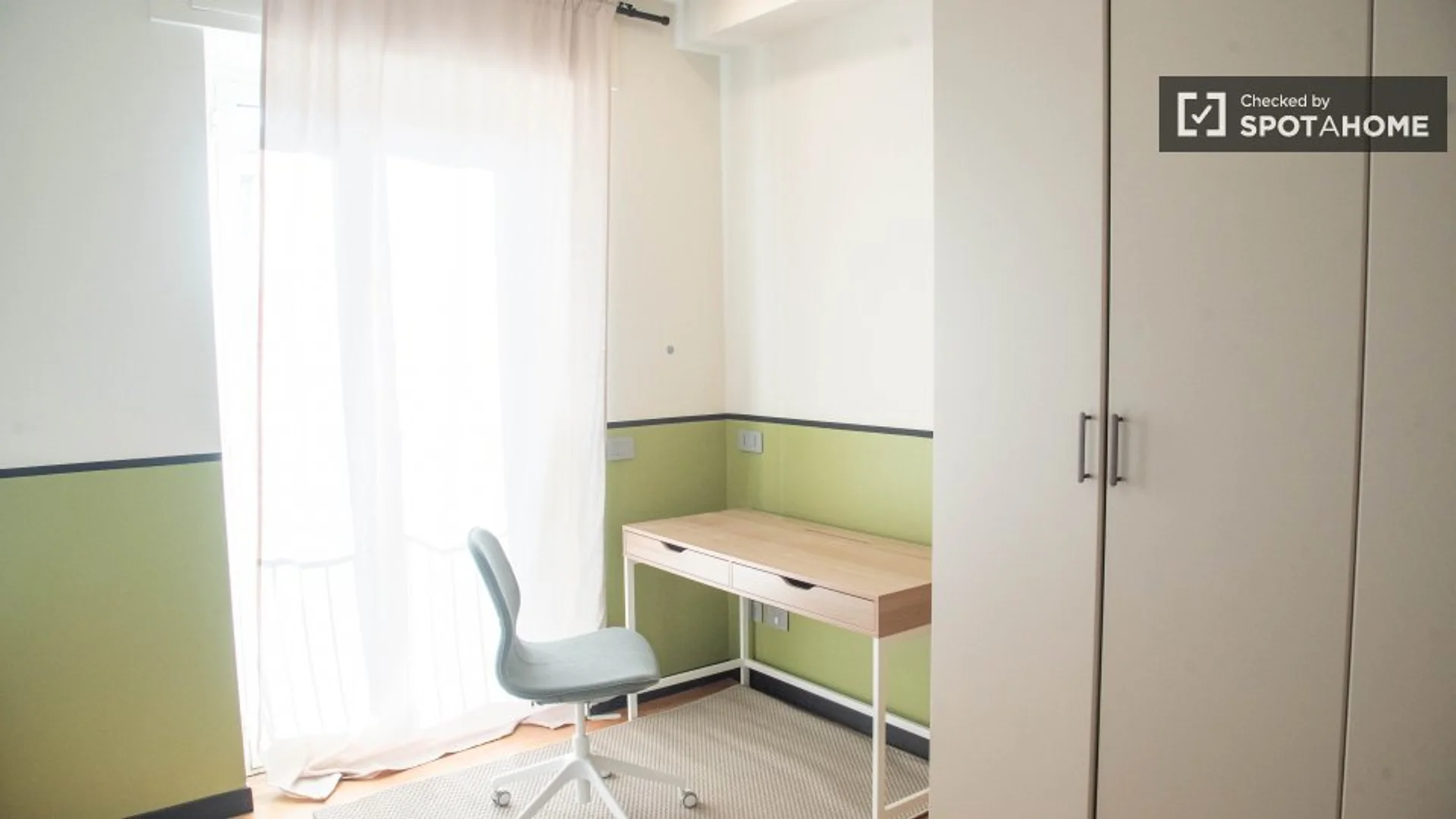 Quarto para alugar em apartamento de estudantes em , totalmente mobilado