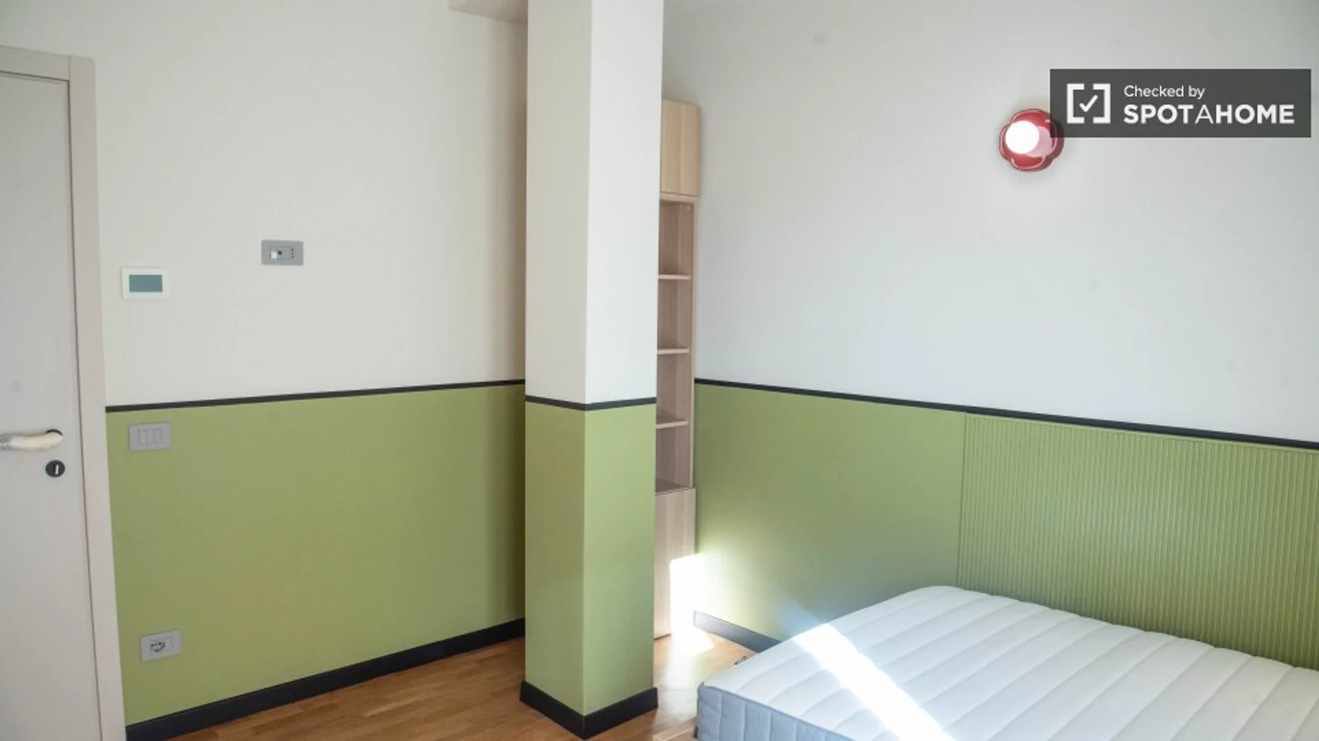 Quarto acessível para estudantes com iluminação ampla em 