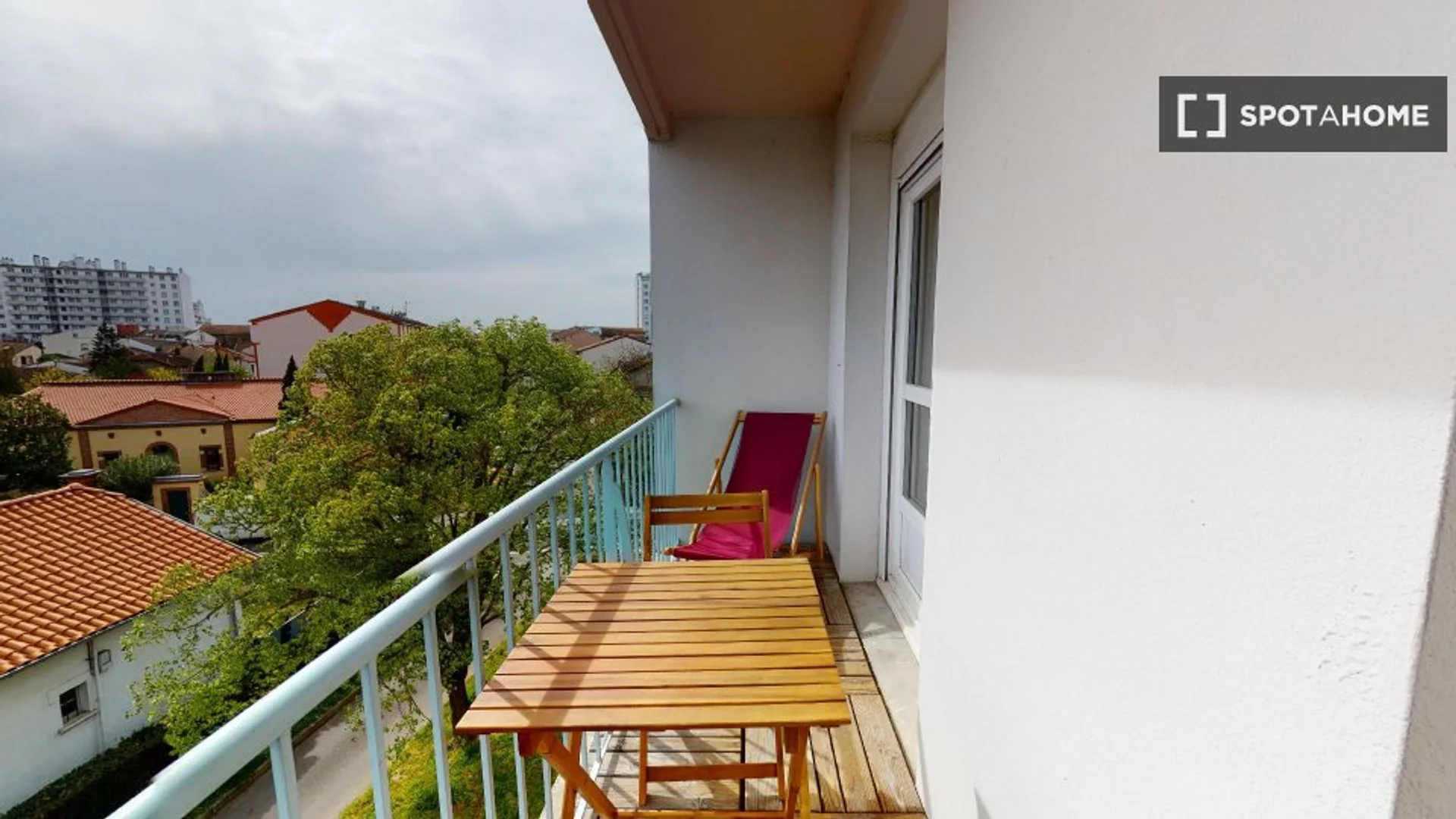 Habitación estudiantil económica con ubicación conveniente en