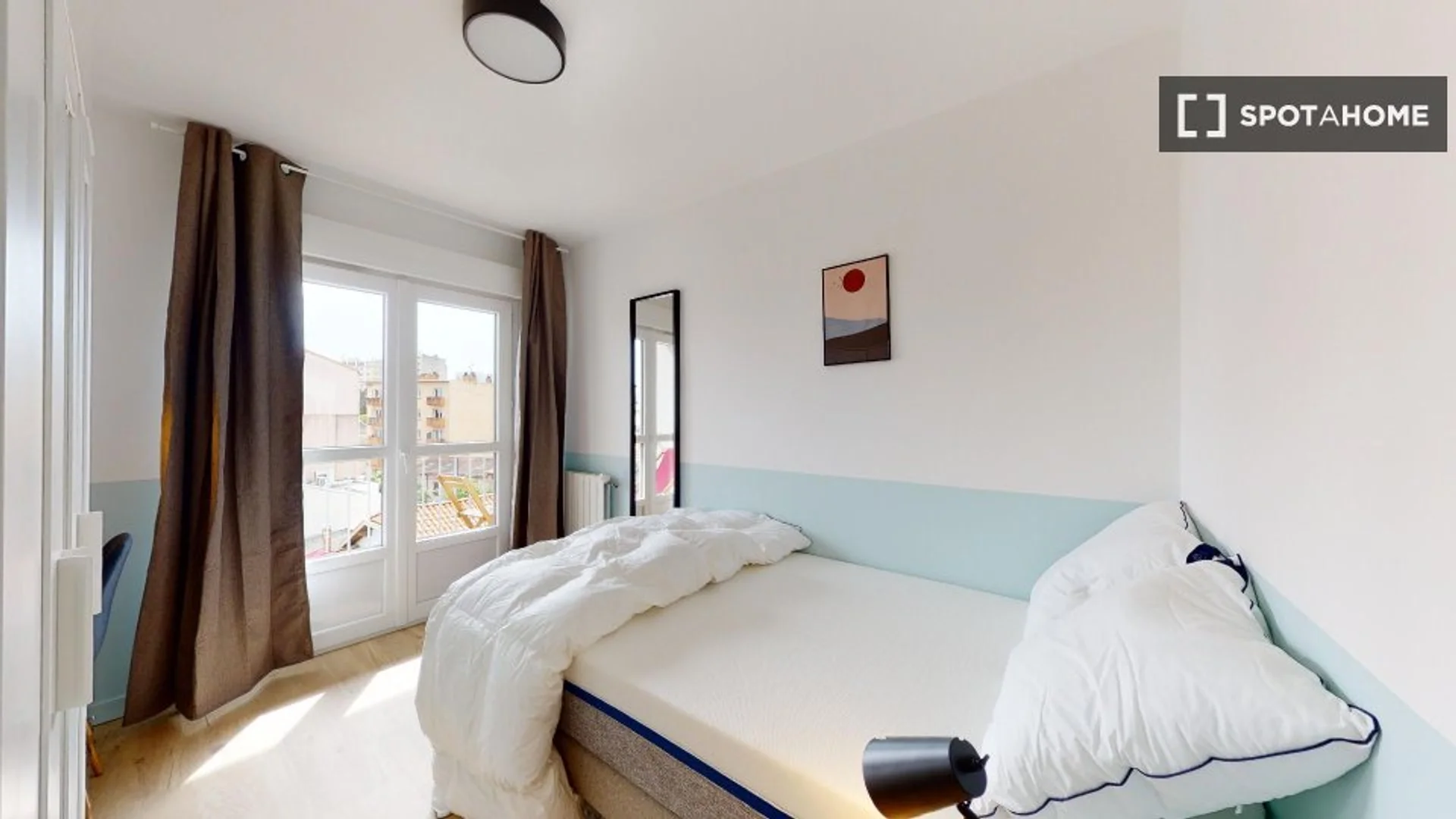 Habitación estudiantil amplia y cómoda en